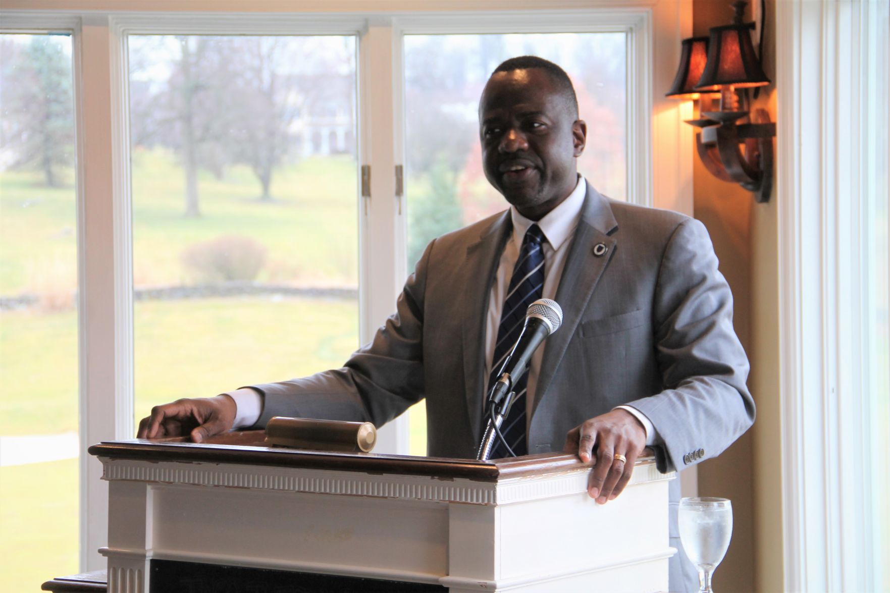 In Purcellville, Fraser presents a "strong and resilient" state of the town address